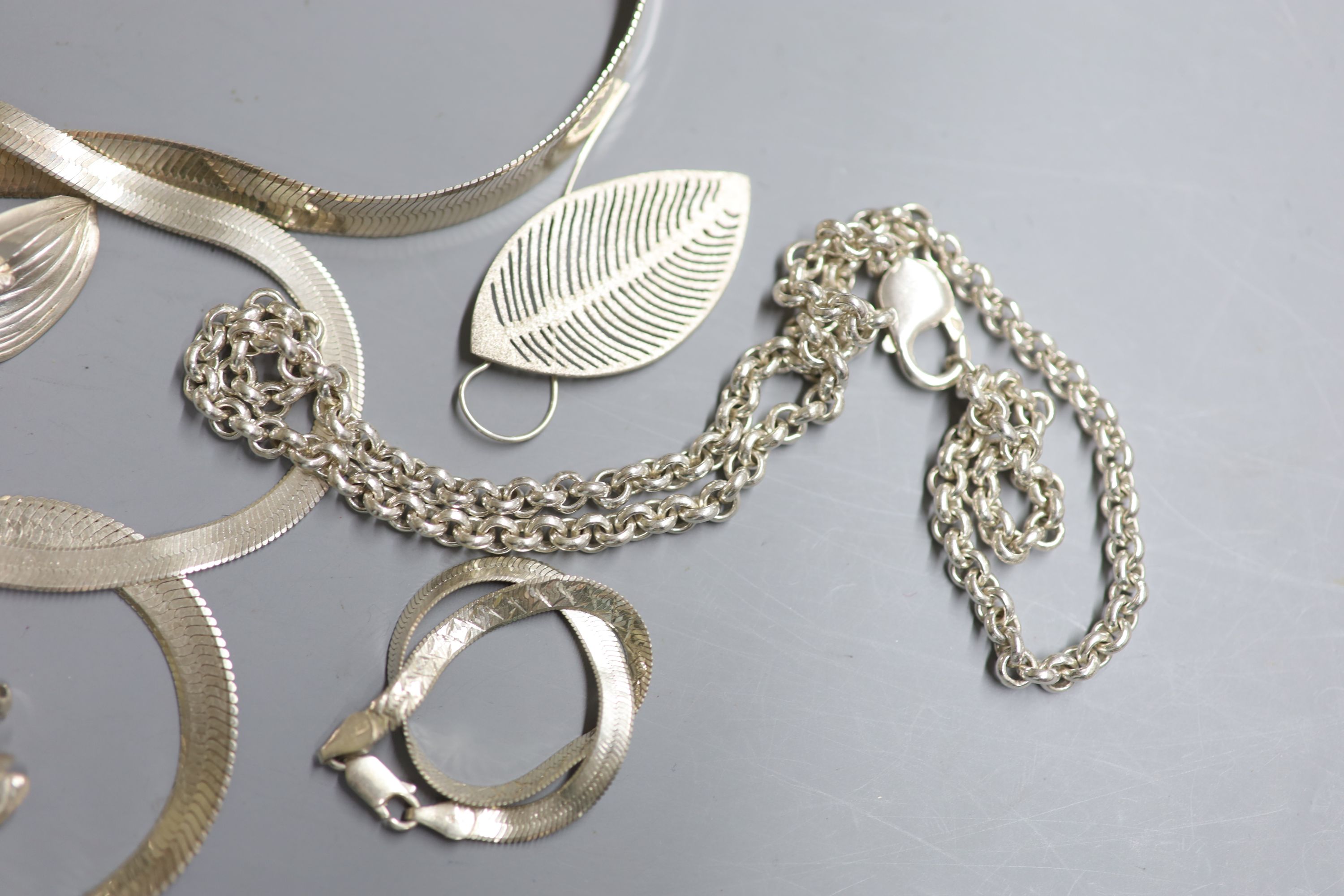Assorted modern 925 and white metal jewellery